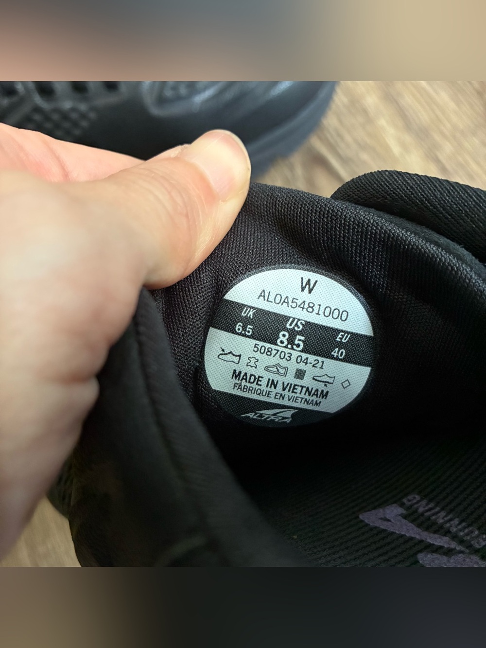 Altra TORIN 5 LEATHER Running Shoe in Black - Picture 7 of 8